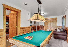 The Woodshed -peaceful 3 level cabin ideally located with pool table, hot tub, Wi-Fi